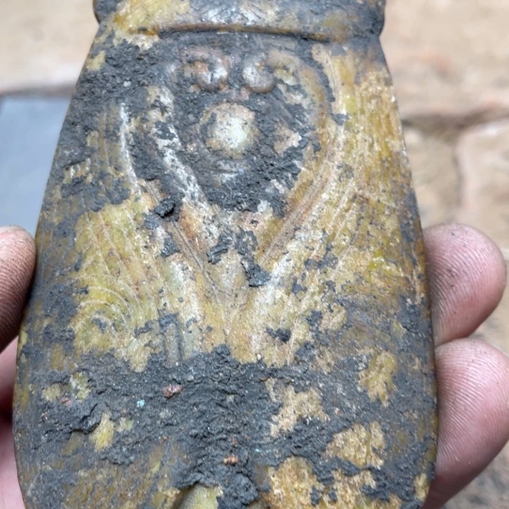 在***人和田玉（糖玉）未镶嵌颈饰