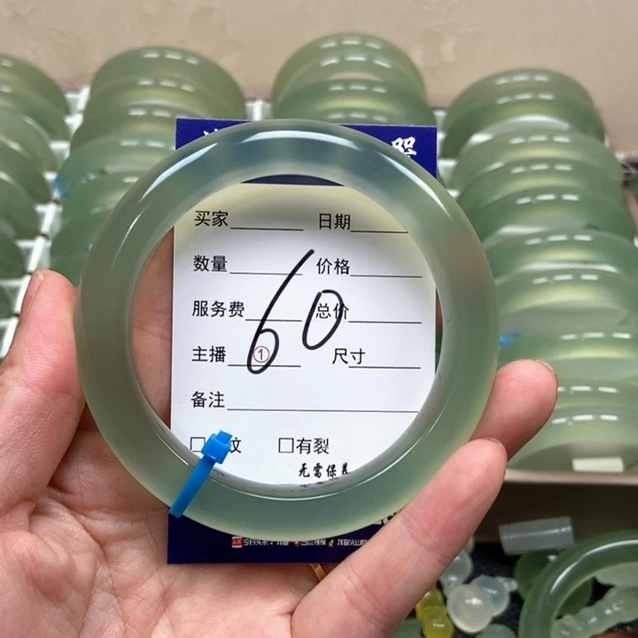 蛇纹石玉未镶嵌手镯在****姐