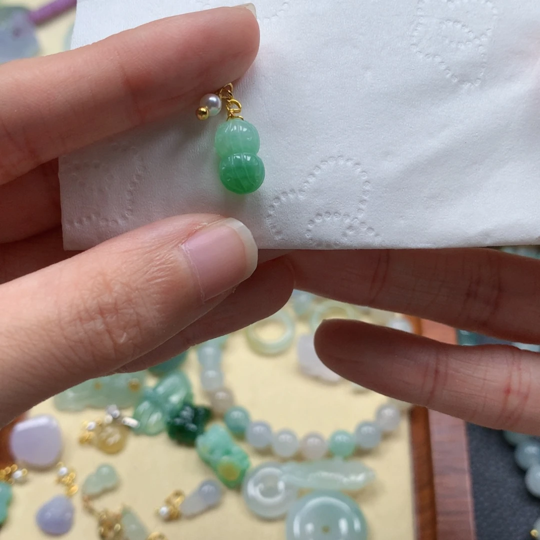 翡翠未镶嵌颈饰是