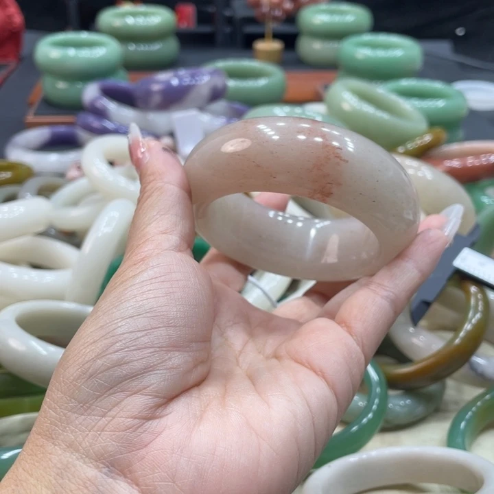 雄***狮石英质玉未镶嵌珠宝奇石