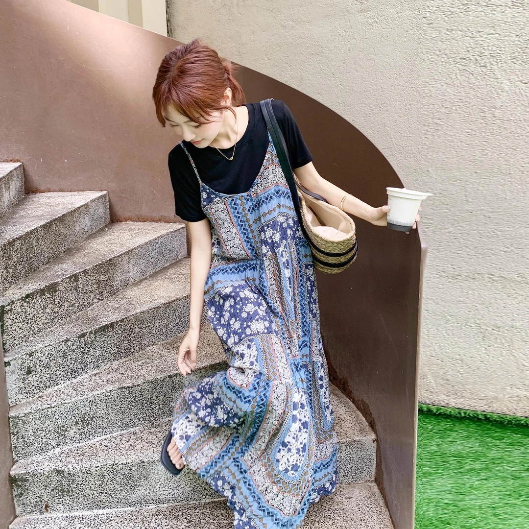 度假风碎花吊带连衣裙套装女夏日绝美减龄气质短袖T恤长裙两件套