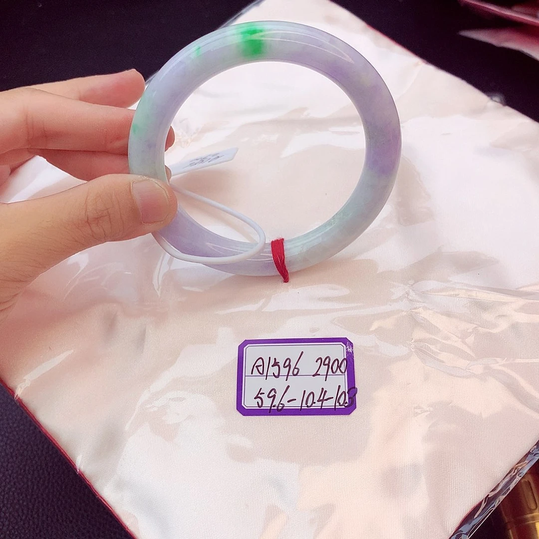 翡翠手镯未镶嵌翡翠