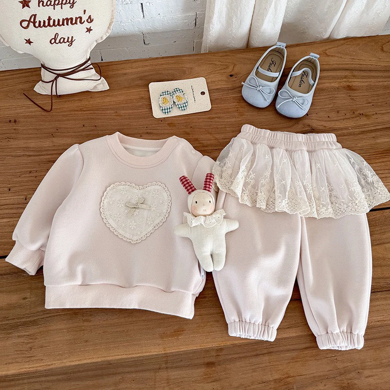 婴儿衣服套装2025秋装婴幼儿宝宝卫衣单层分体女童爱心外出服 a类