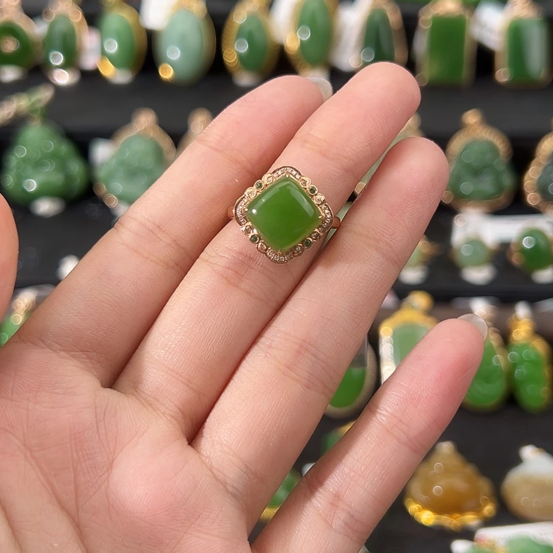 和田玉18K金镶嵌戒指冰底阳绿方糖10mm