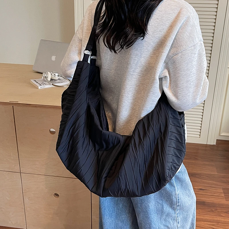 轻便百搭尼龙布包包女2025新款大容量通勤单肩斜挎包松弛感托特包