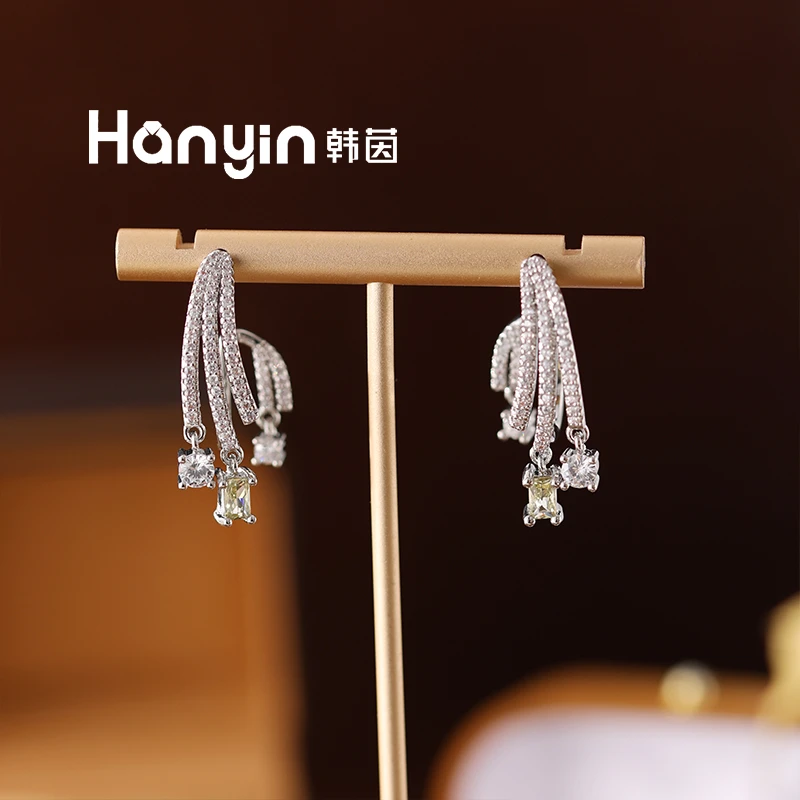 铜合金合成锆石耳饰 925银针气质光面几何设计满微镶三层流星耳钉