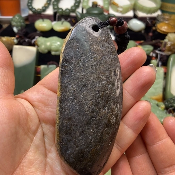 未镶嵌岫岩河磨玉（透闪石质玉）把件