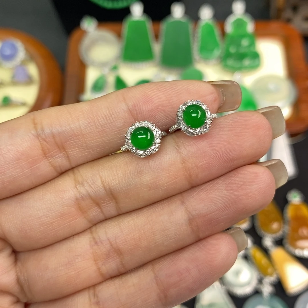 易***家翡翠18K金镶嵌颈饰A货翡翠