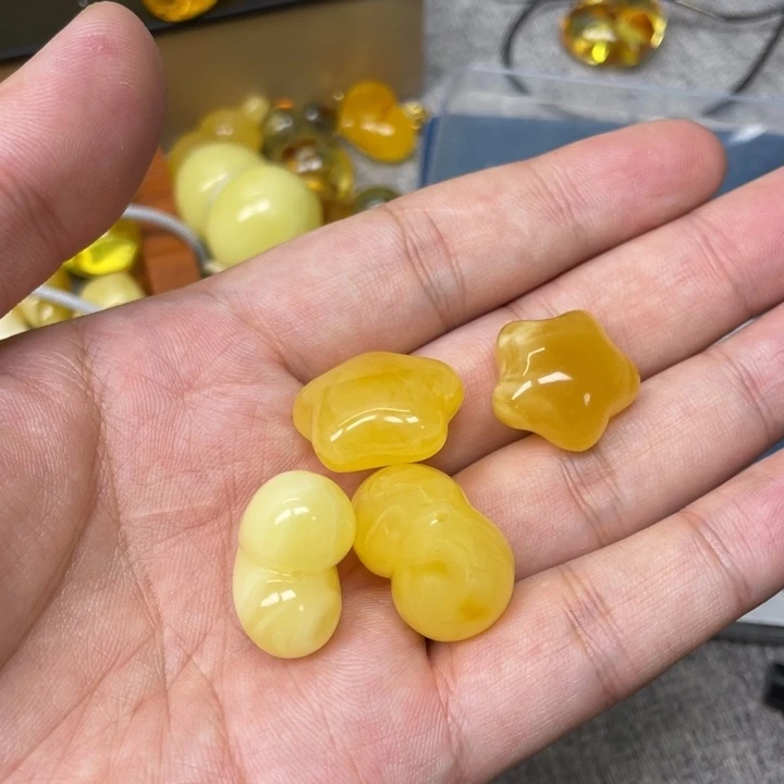 韦****琥珀未镶嵌珠宝奇石