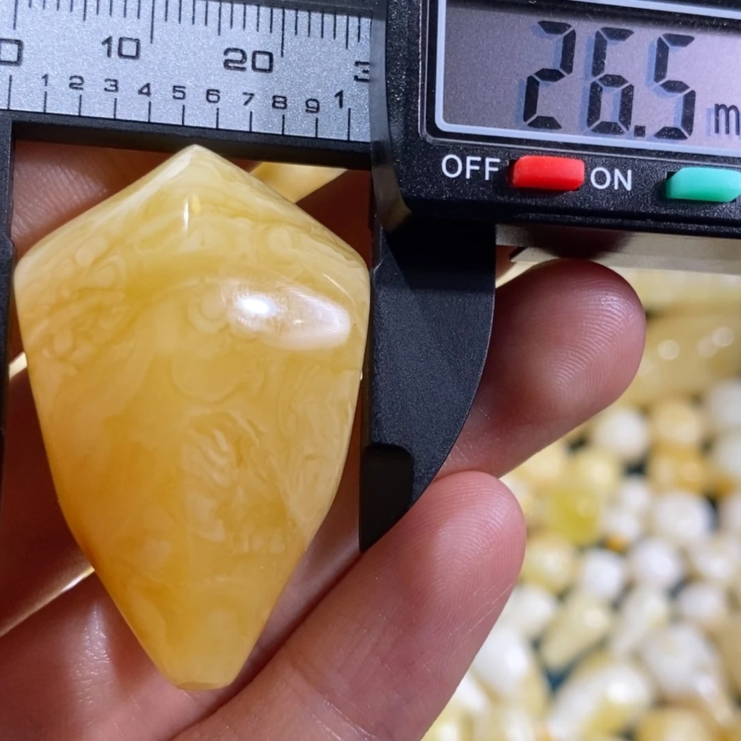 琥珀裸石未镶嵌配饰