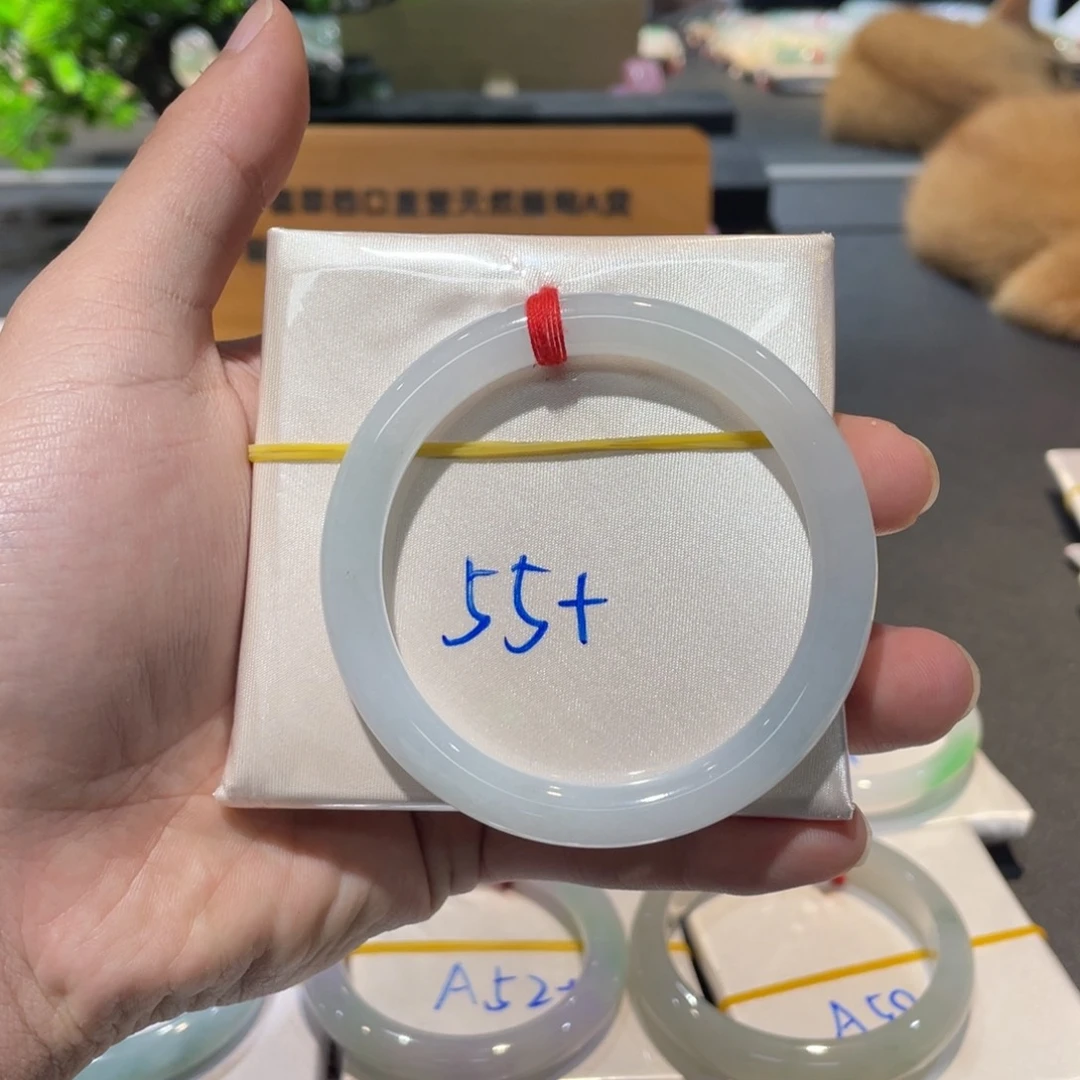 翡翠手镯未镶嵌翡翠手镯