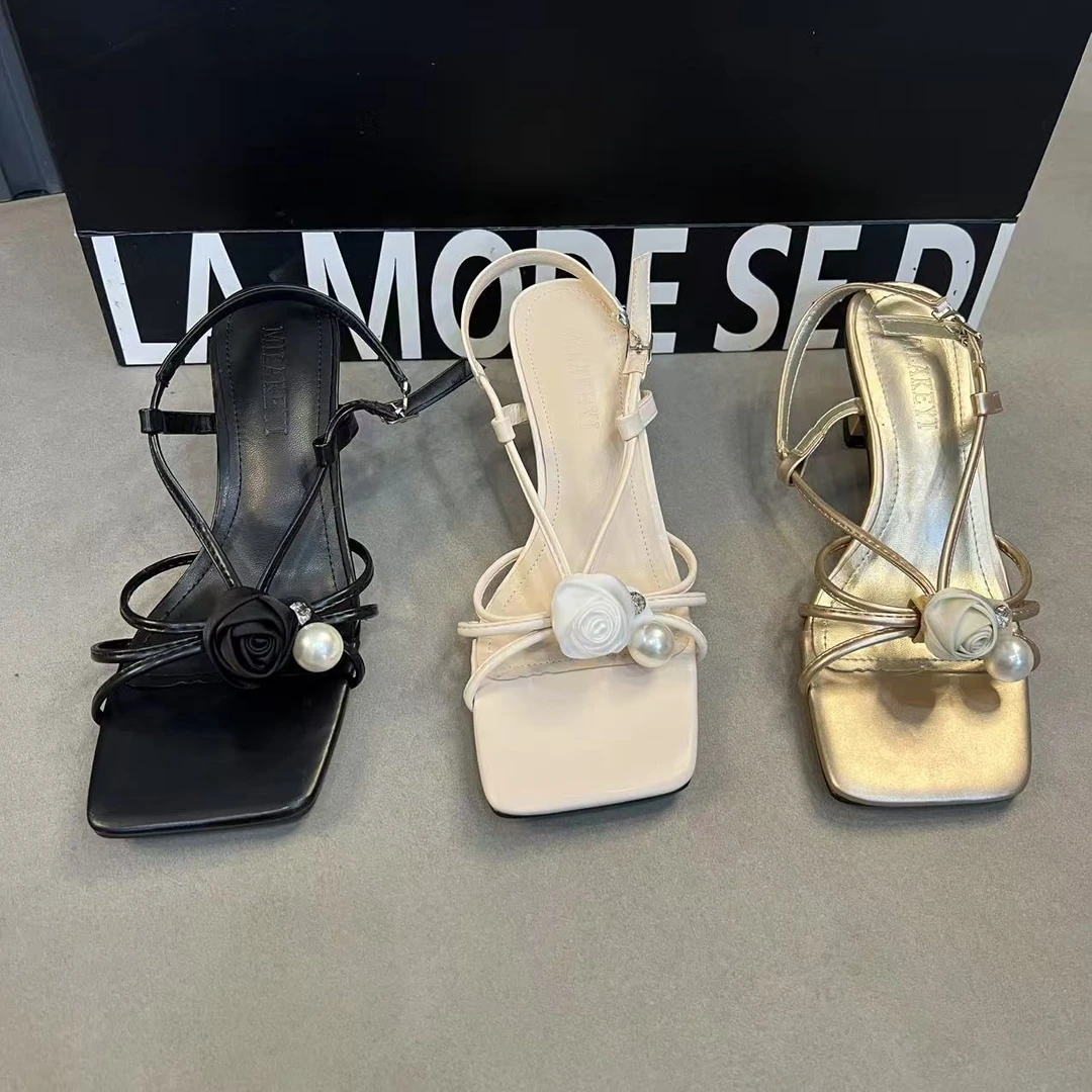 2025年新款爆款百搭春夏新款露趾花朵凉鞋珍珠钻石粗跟罗马时装鞋