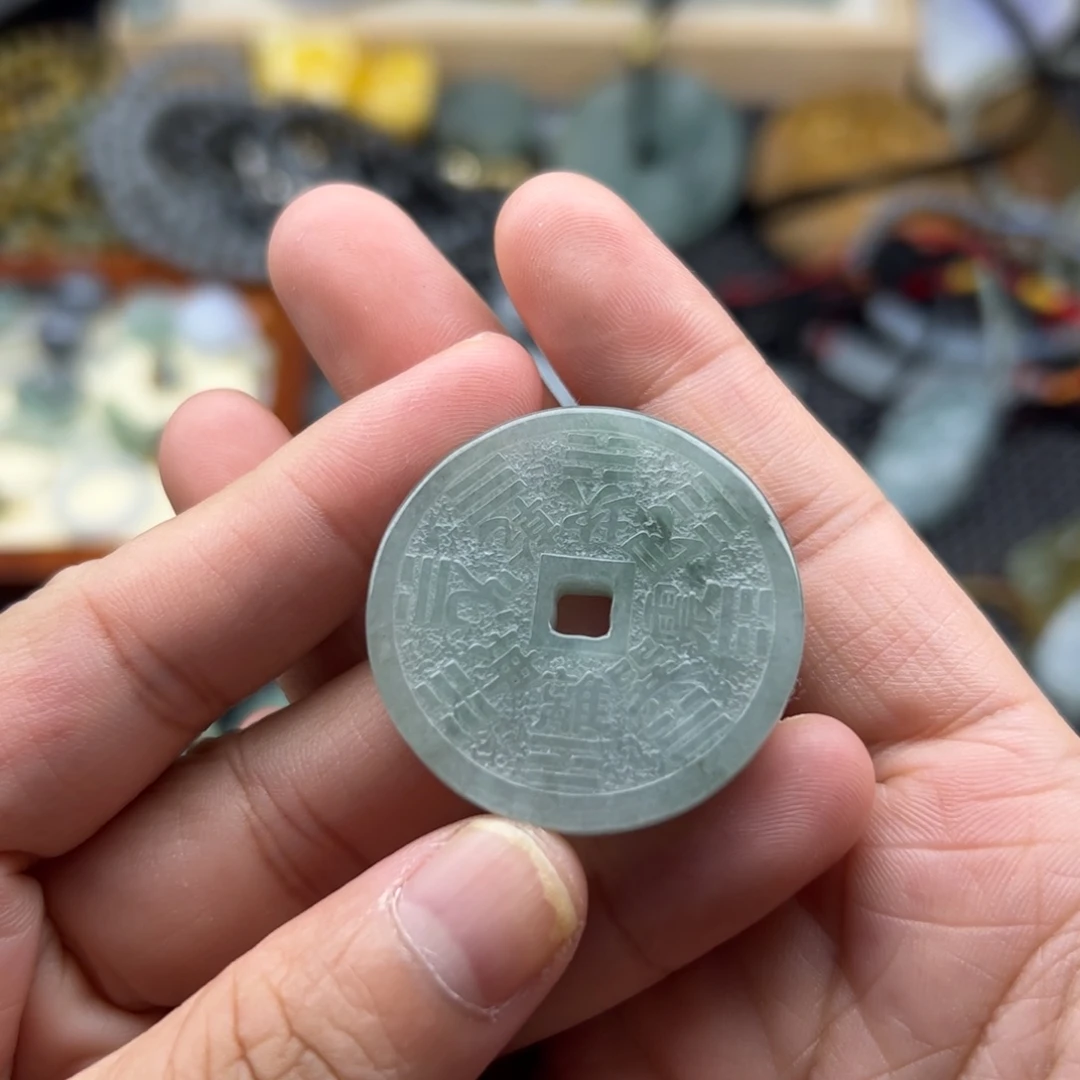 颈饰未镶嵌翡翠山鬼花钱