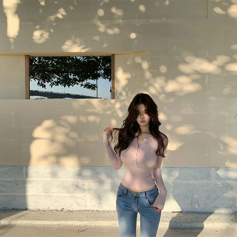 bm甜辣妹粉色V领排扣正肩长袖t恤女春秋季内搭修身显瘦打底衫上衣