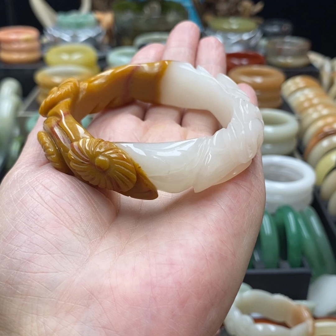 奥****石英质玉未镶嵌手镯