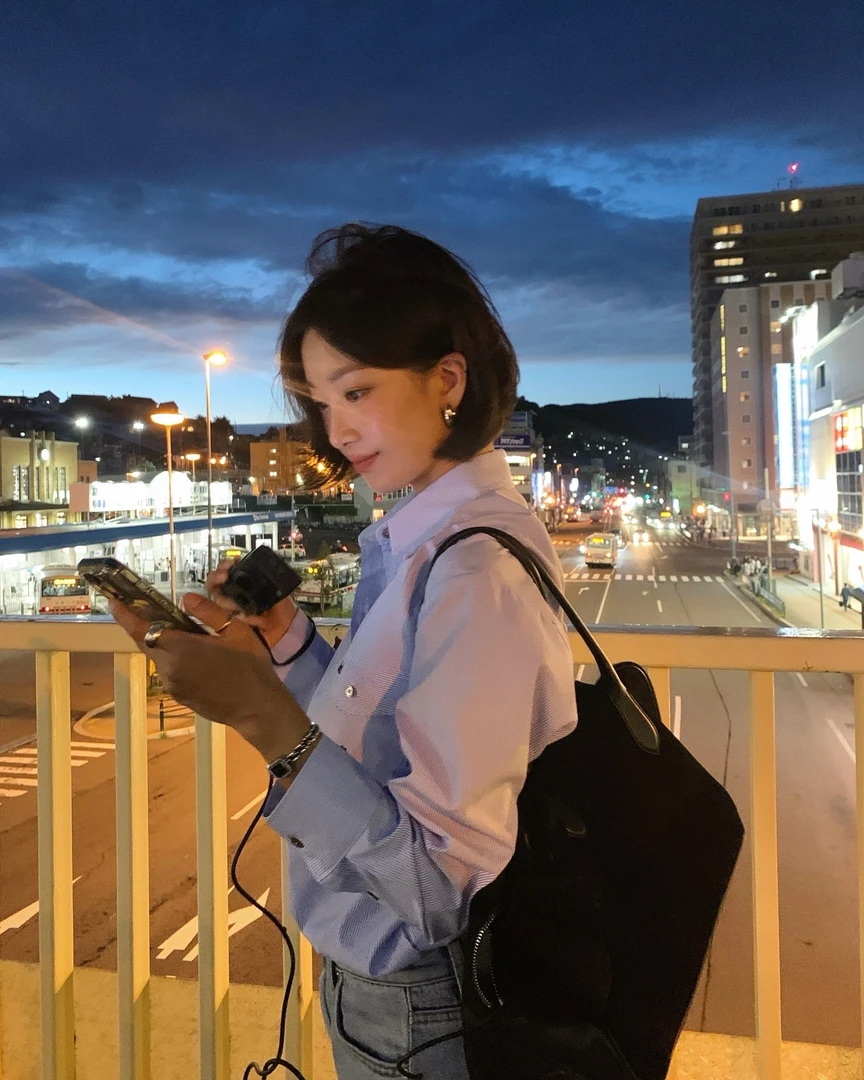 韩货-【教室的那一间】早秋‘学院风设计感小众刺绣衬衫/8234