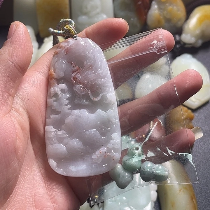 晏***辰翡翠未镶嵌颈饰龙