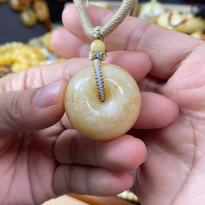 琥珀颈饰未镶嵌平安扣