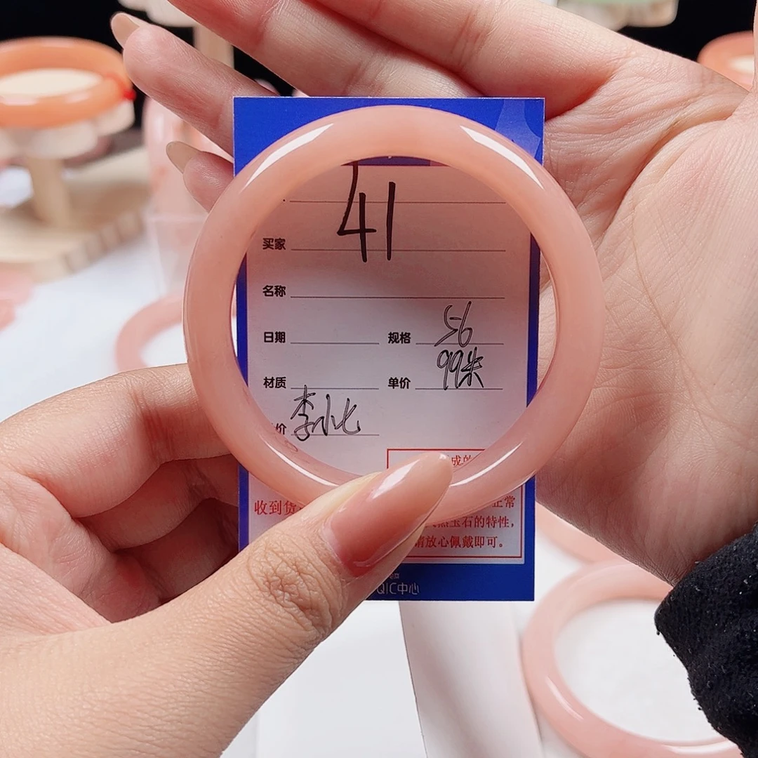 李***七石英质玉未镶嵌手镯