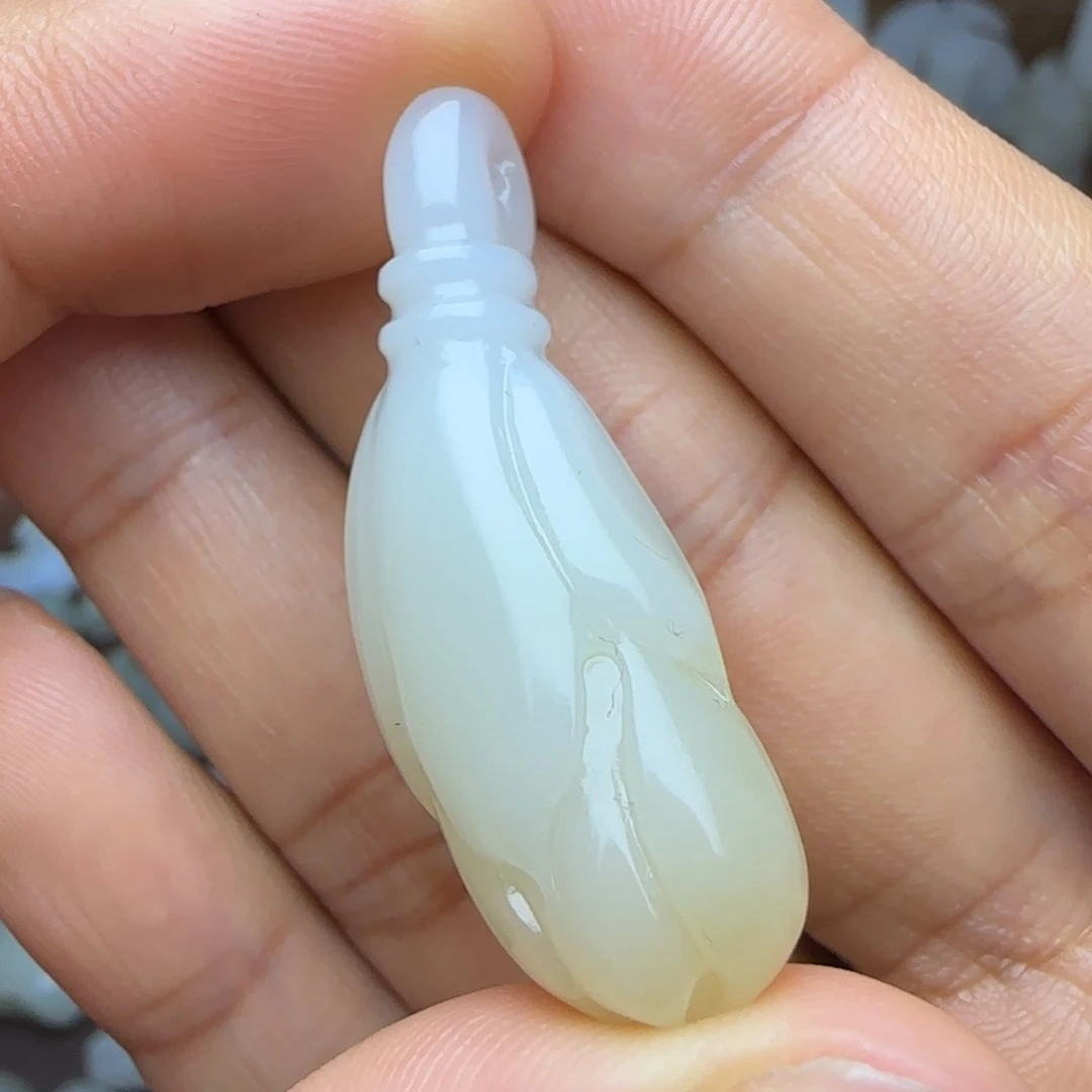 和田玉挂件未镶嵌糖白玉兰花