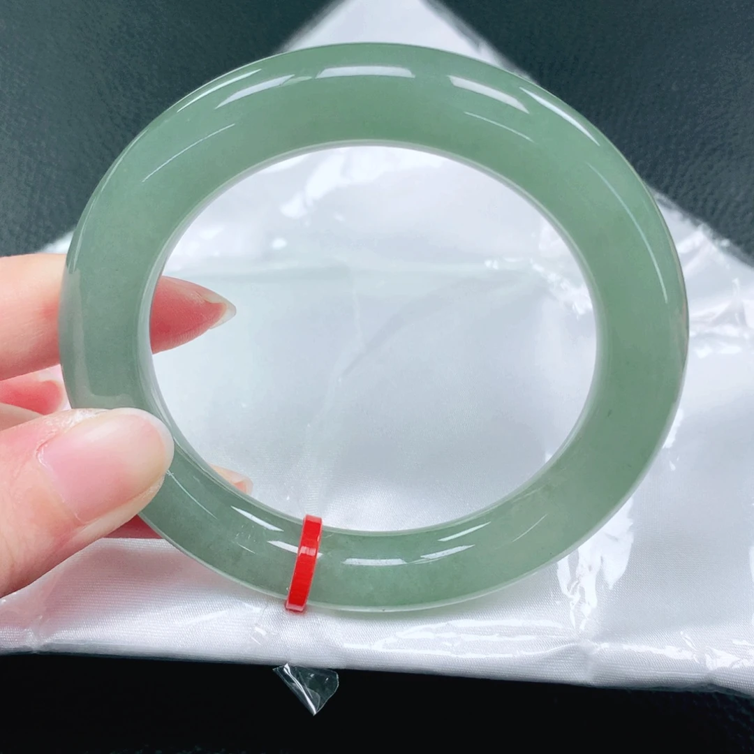 翡翠手镯未镶嵌55圈