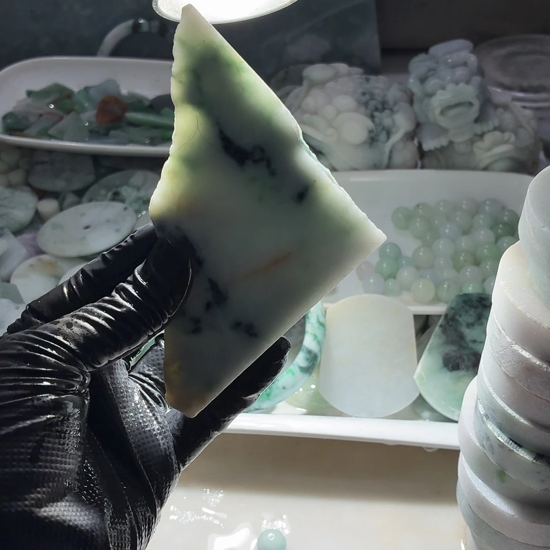 翡翠未镶嵌颈饰边角料