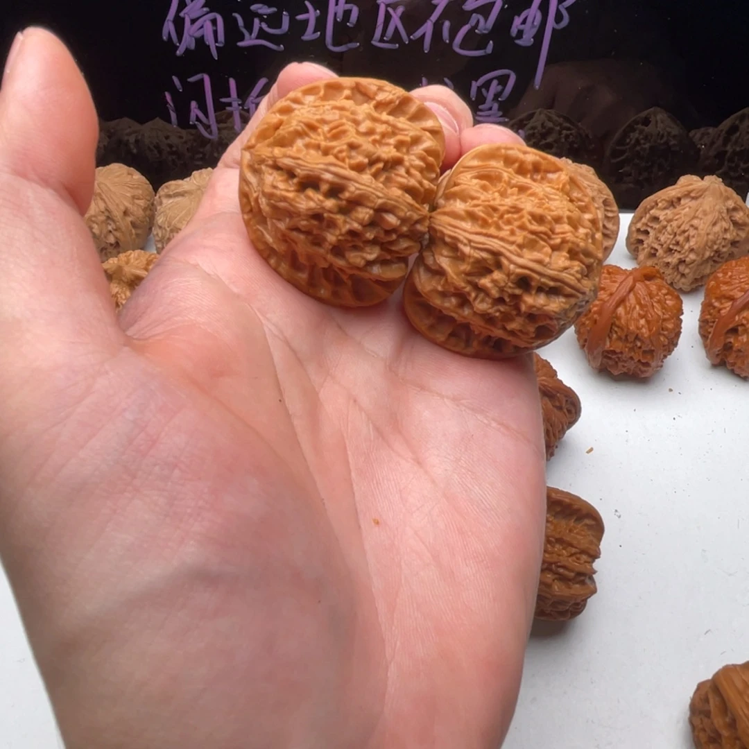 小***柒把件核桃42三角白，已经打底