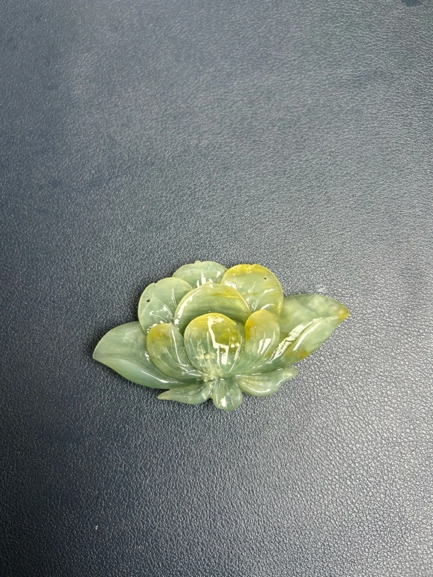 天然岫玉手工雕刻荷花