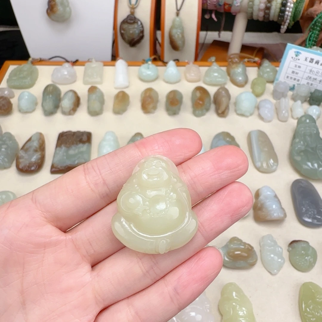 小****和田玉未镶嵌颈饰