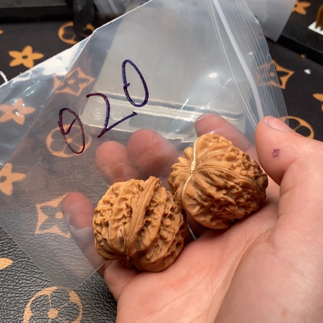 文玩核桃吊坠白狮子