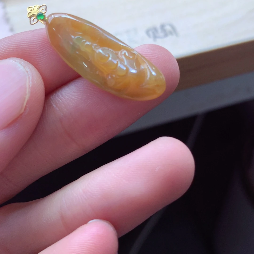 翡翠颈饰18K金镶嵌吊坠