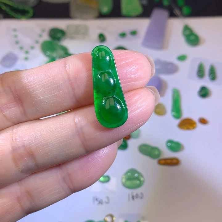翡翠未镶嵌套链豆子