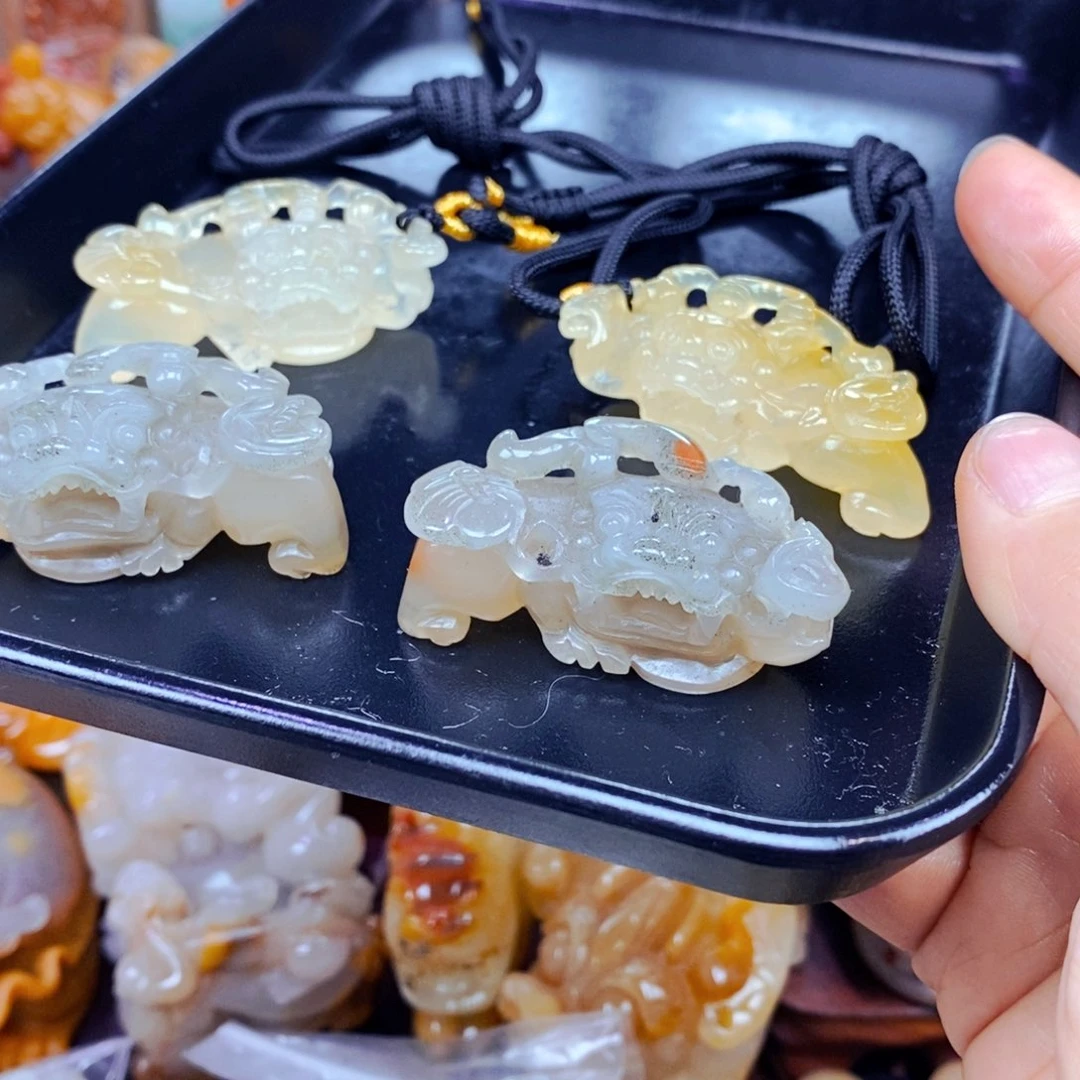 石英质玉（黄龙玉）未镶嵌颈饰