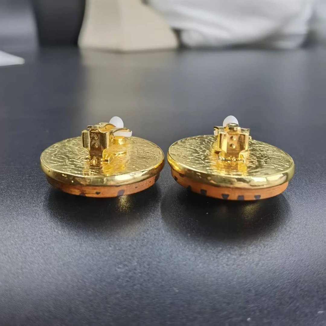 铜合金亚克力耳饰 【伊琳甄选】圆豹点木头香耳饰