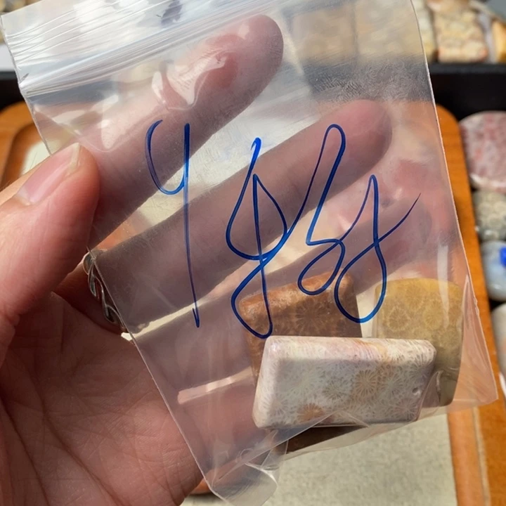 硅化玉颈饰足金镶嵌?**。