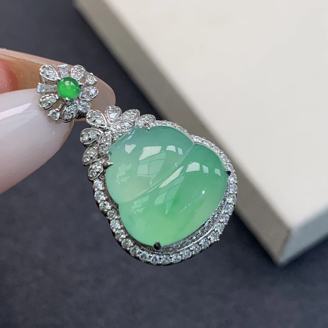 新品推荐·18K金高冰起光飘绿葫芦缅A翡翠玉石吊坠气质绿色