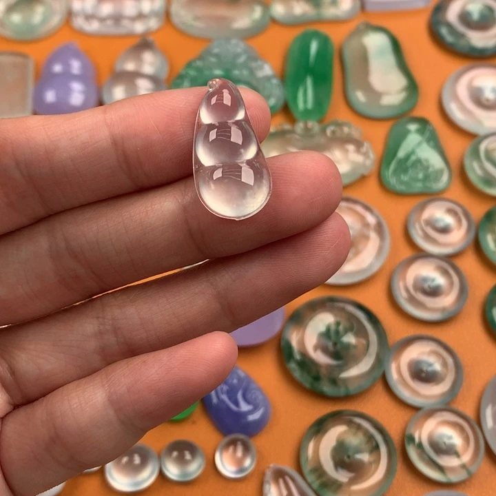 翡翠挂件未镶嵌….