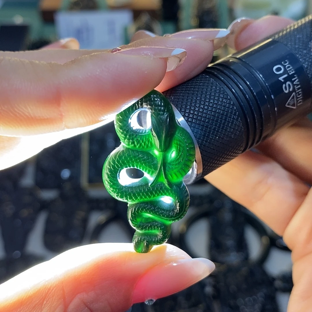 蛇纹石玉未镶嵌颈饰