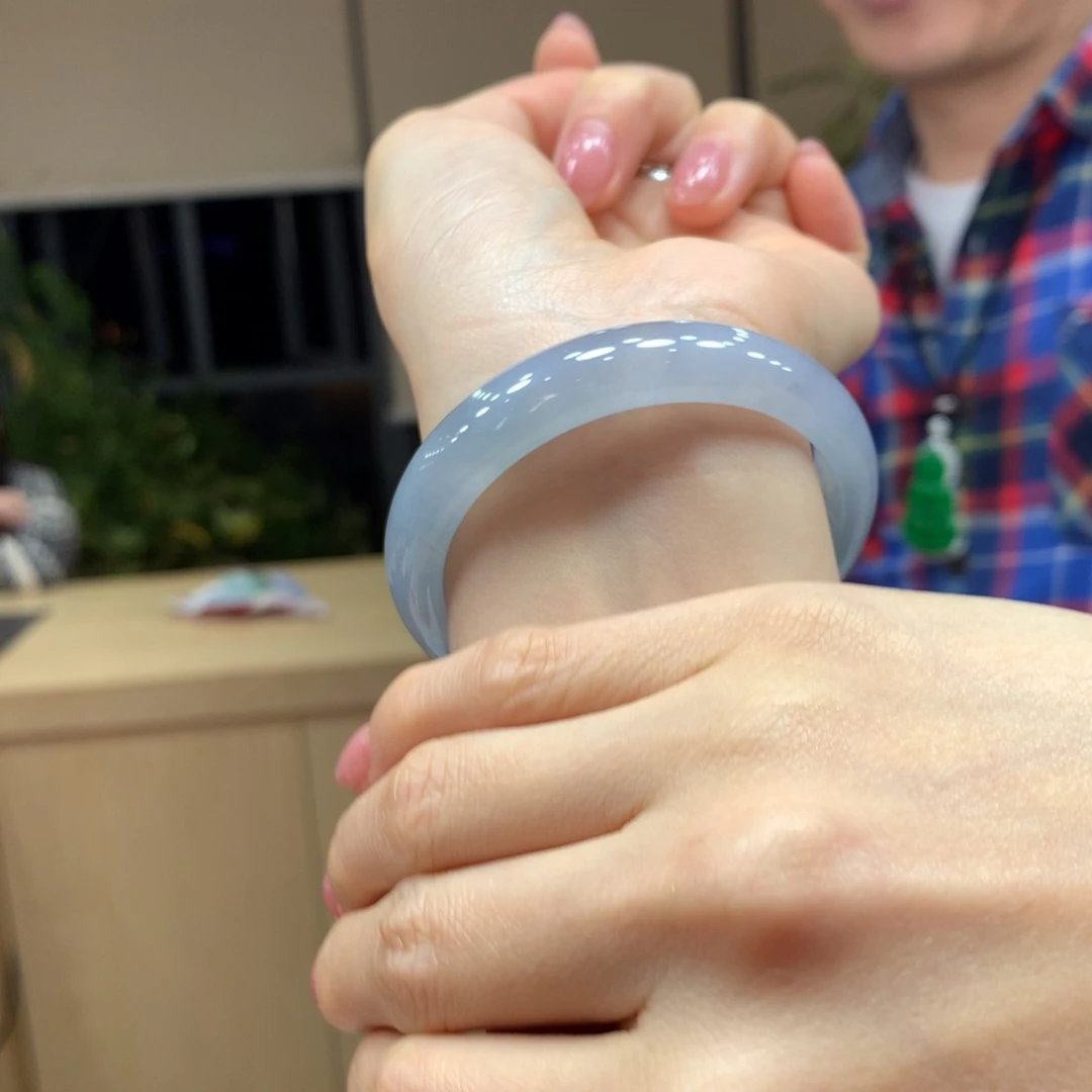 翡翠手镯未镶嵌不退不换