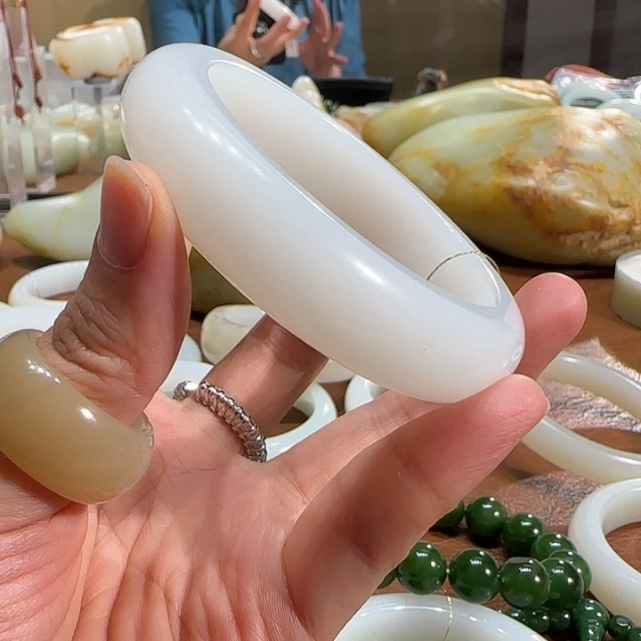 和田玉手镯未镶嵌