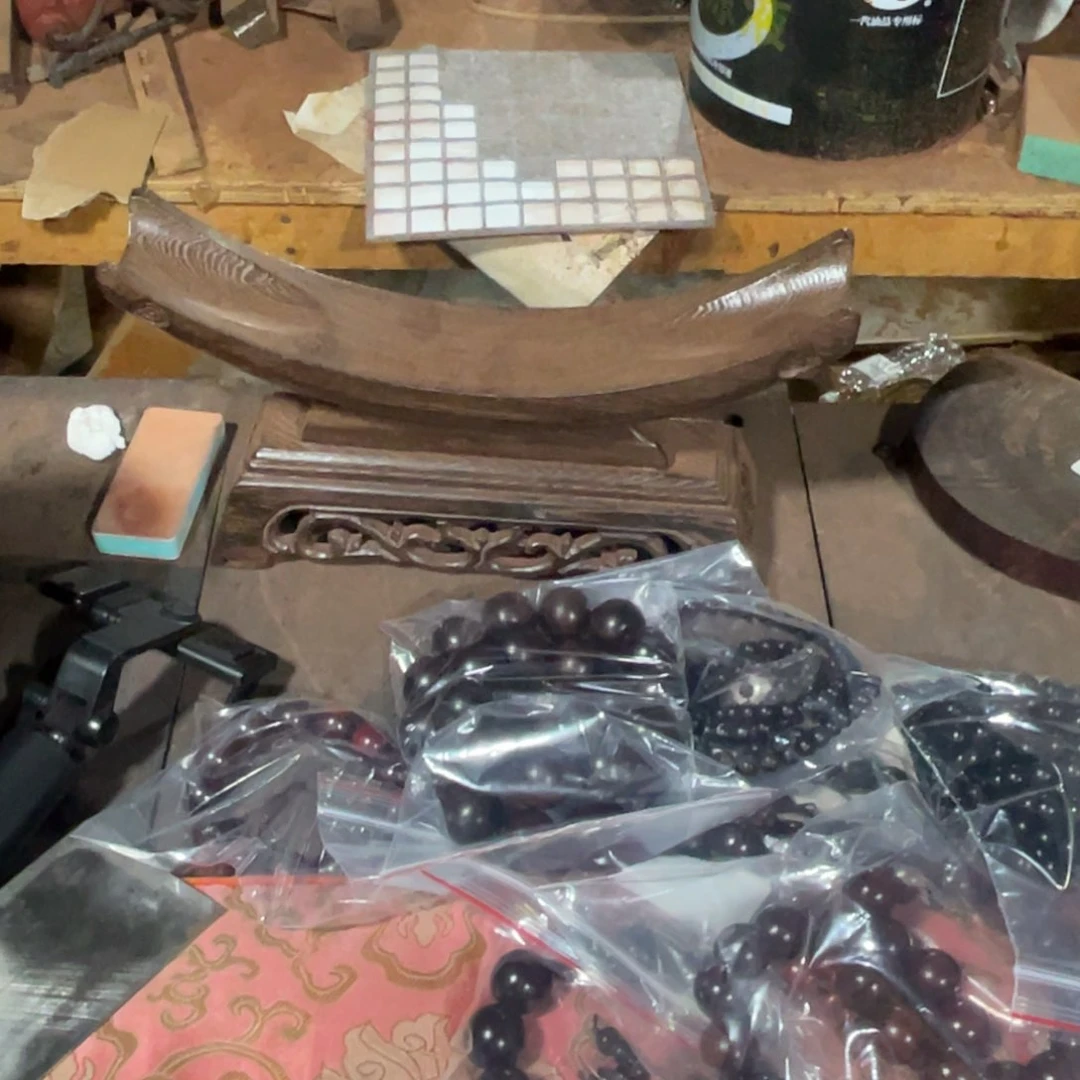 姚***亮鸡翅木横财底座很漂亮.