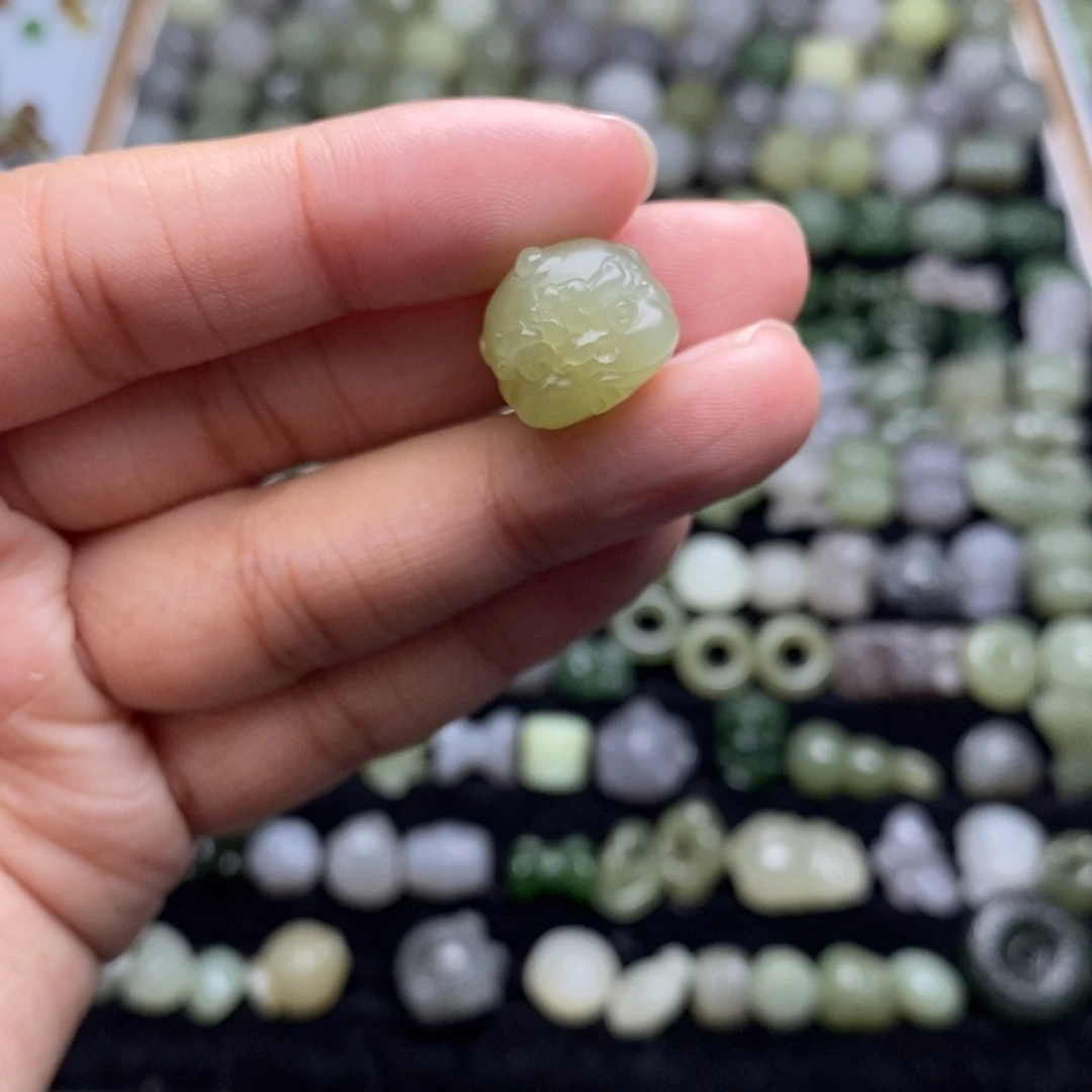 身***影和田玉未镶嵌颈饰