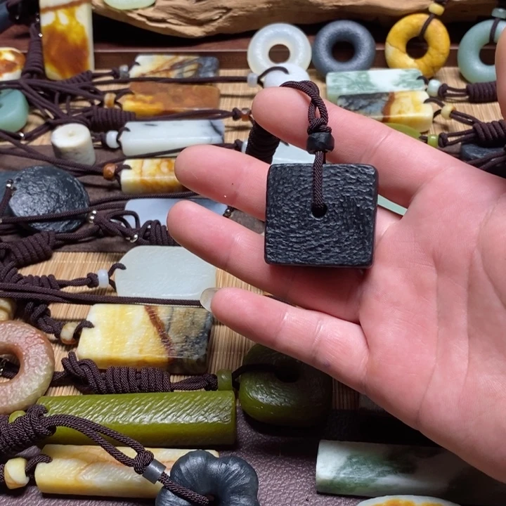 蛇纹石玉挂件未镶嵌西**?