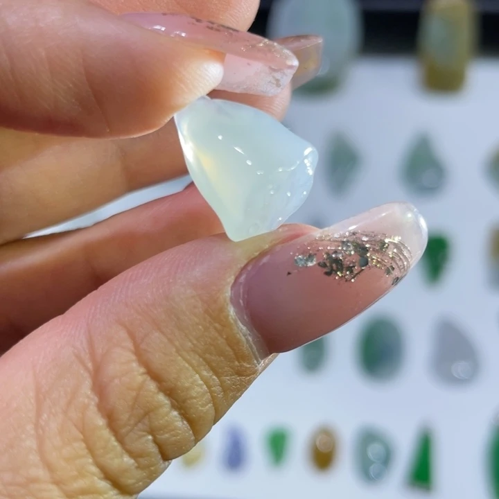 翡翠未镶嵌颈饰莲蓬
