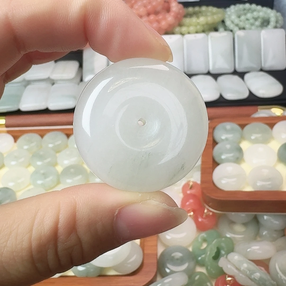 枭***雄石英质玉未镶嵌颈饰平安扣