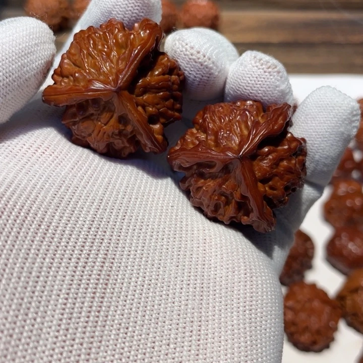 文玩核桃吊坠三棱588.37.04