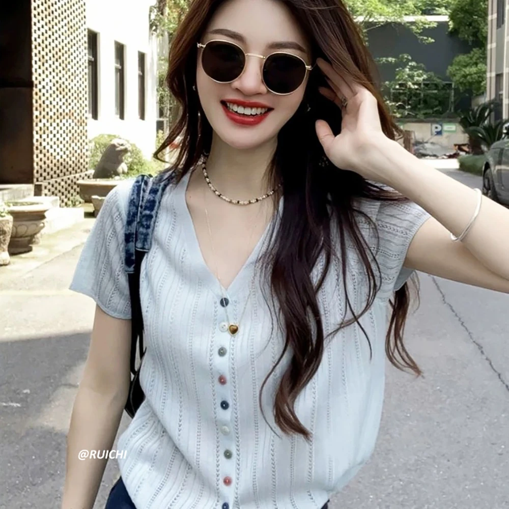 韩系简约风2025夏季V领彩扣镂空高级感显瘦针织衫薄款短袖上衣女