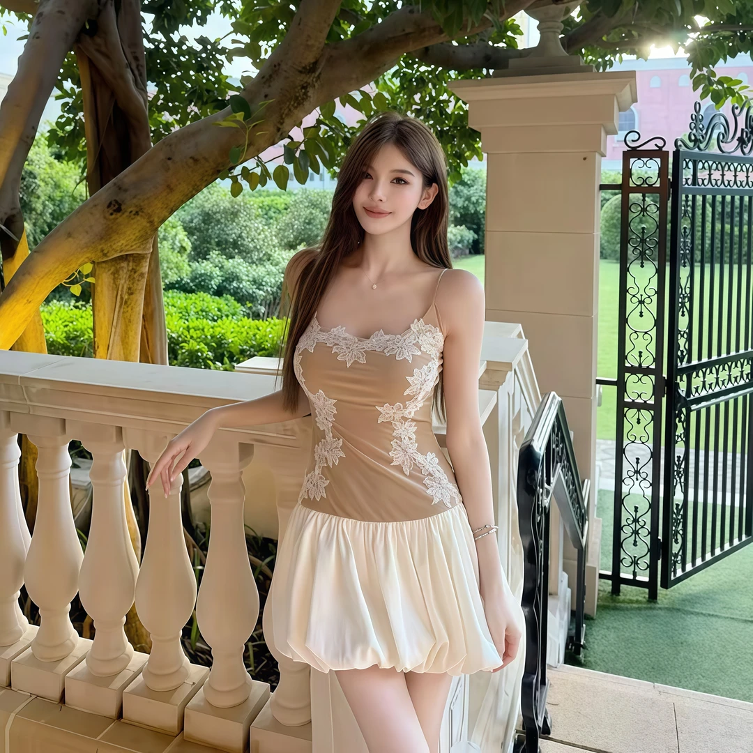 纯欲风辣妹蕾丝拼接撞色吊带连衣裙女秋季新款收腰显瘦花苞短裙子