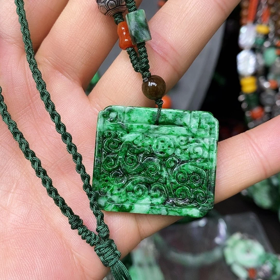 颈饰未镶嵌翡翠漂亮美眉