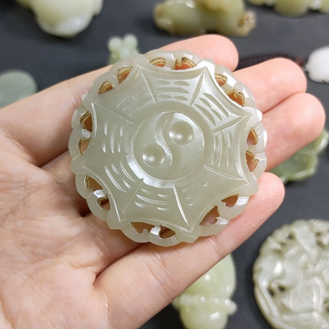 玄***堂和田玉未镶嵌颈饰